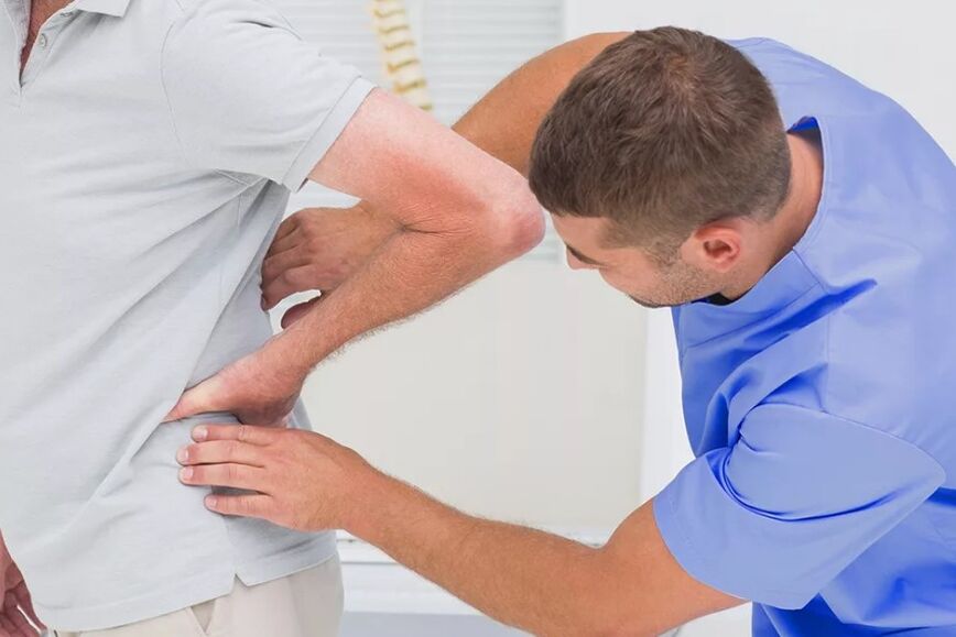 Ein Patient mit Schmerzen im unteren Rückenschmerzen bei einer diagnostischen Untersuchung durch einen Arzt